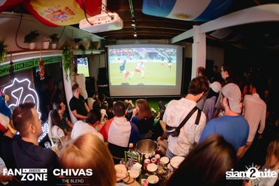 บรรยากาศการชมฟุตบอลโลก ฝรั่งเศษ vs เดนมาร์ก ที่ at Blue Parrot — photo 136