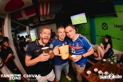 บรรยากาศการชมฟุตบอลโลก ฝรั่งเศษ vs เดนมาร์ก ที่ at Blue Parrot — photo 137