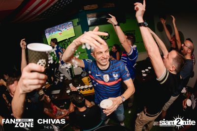 บรรยากาศการชมฟุตบอลโลก ฝรั่งเศษ vs เดนมาร์ก ที่ at Blue Parrot — photo 139