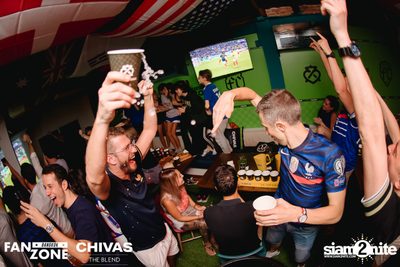 บรรยากาศการชมฟุตบอลโลก ฝรั่งเศษ vs เดนมาร์ก ที่ at Blue Parrot — photo 140