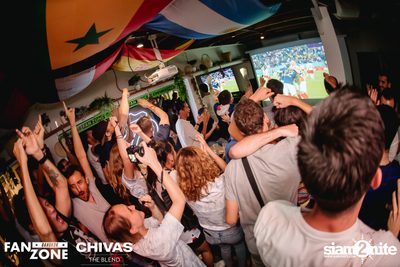 บรรยากาศการชมฟุตบอลโลก ฝรั่งเศษ vs เดนมาร์ก ที่ at Blue Parrot — photo 141