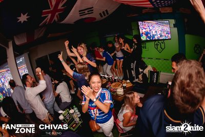 บรรยากาศการชมฟุตบอลโลก ฝรั่งเศษ vs เดนมาร์ก ที่ at Blue Parrot — photo 142