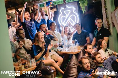บรรยากาศการชมฟุตบอลโลก ฝรั่งเศษ vs เดนมาร์ก ที่ at Blue Parrot — photo 144