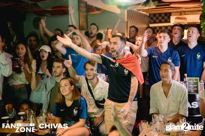 บรรยากาศการชมฟุตบอลโลก ฝรั่งเศษ vs เดนมาร์ก ที่ at Blue Parrot — photo 149