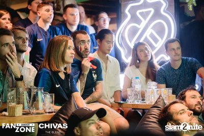 บรรยากาศการชมฟุตบอลโลก ฝรั่งเศษ vs เดนมาร์ก ที่ at Blue Parrot — photo 156