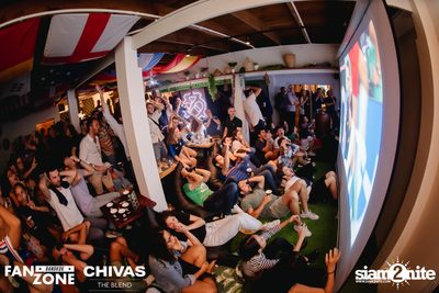 บรรยากาศการชมฟุตบอลโลก ฝรั่งเศษ vs เดนมาร์ก ที่ at Blue Parrot — photo 161