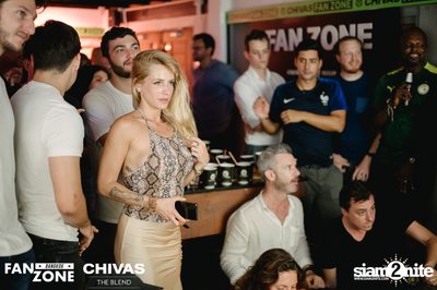 บรรยากาศการชมฟุตบอลโลก ฝรั่งเศษ vs เดนมาร์ก ที่ at Blue Parrot — photo 169