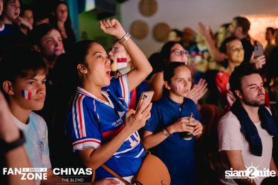 บรรยากาศการชมฟุตบอลโลก ฝรั่งเศษ vs เดนมาร์ก ที่ at Blue Parrot — photo 175