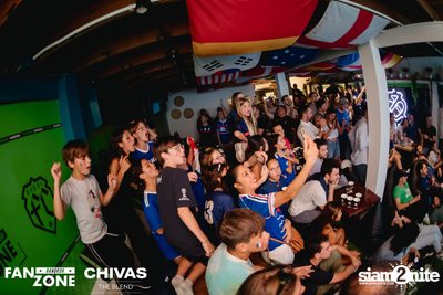 บรรยากาศการชมฟุตบอลโลก ฝรั่งเศษ vs เดนมาร์ก ที่ at Blue Parrot — photo 176