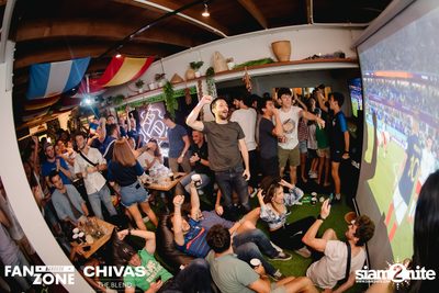 บรรยากาศการชมฟุตบอลโลก ฝรั่งเศษ vs เดนมาร์ก ที่ at Blue Parrot — photo 178