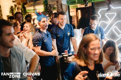 บรรยากาศการชมฟุตบอลโลก ฝรั่งเศษ vs เดนมาร์ก ที่ at Blue Parrot — photo 180