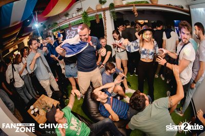 บรรยากาศการชมฟุตบอลโลก ฝรั่งเศษ vs เดนมาร์ก ที่ at Blue Parrot — photo 181