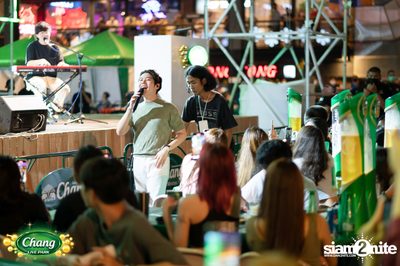 ภาพบรรยากาศคอนเสิร์ต Atom จากงาน Chang Live Park FOOD FUN FRIENDS ที่ The Street Ratchada — photo 60
