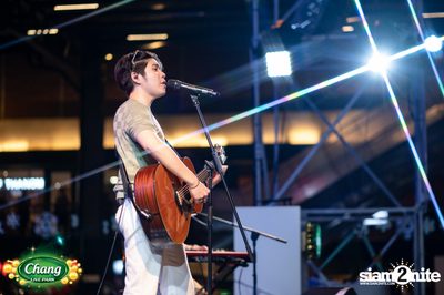 ภาพบรรยากาศคอนเสิร์ต Atom จากงาน Chang Live Park FOOD FUN FRIENDS ที่ The Street Ratchada — photo 66