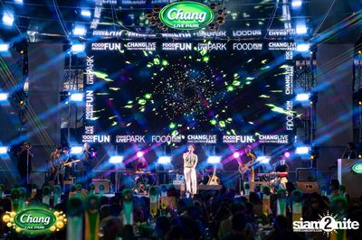 ภาพบรรยากาศคอนเสิร์ต Atom จากงาน Chang Live Park FOOD FUN FRIENDS ที่ The Street Ratchada — photo 69