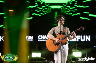 ภาพบรรยากาศคอนเสิร์ต Atom จากงาน Chang Live Park FOOD FUN FRIENDS ที่ The Street Ratchada — photo 97