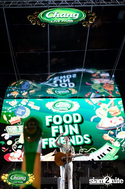 ภาพบรรยากาศคอนเสิร์ต Atom จากงาน Chang Live Park FOOD FUN FRIENDS ที่ The Street Ratchada — photo 100