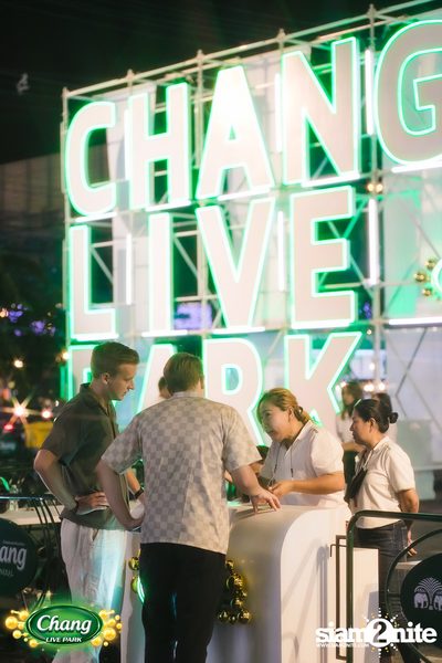 ภาพบรรยากาศคอนเสิร์ต Patrickananda x D Gerrard x Zweed n' Roll จากงาน Chang Live Park FOOD FUN FRIENDS ที่ The Street Ratchada — photo 18