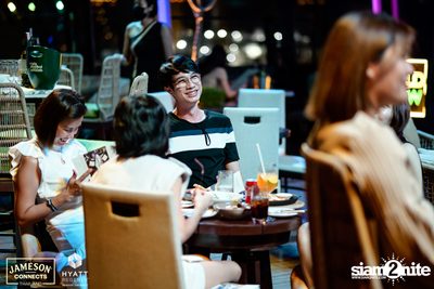 บรรยากาศคอนเสิร์ตจาก Two Popetorn และ Be Peerapat ที่ Spectrum Lounge & Bar — photo 9