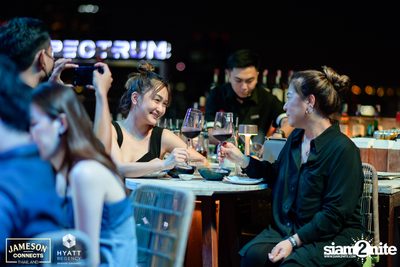 บรรยากาศคอนเสิร์ตจาก Two Popetorn และ Be Peerapat ที่ Spectrum Lounge & Bar — photo 13