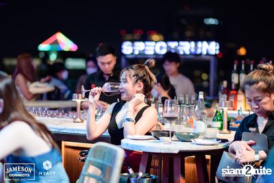 บรรยากาศคอนเสิร์ตจาก Two Popetorn และ Be Peerapat ที่ Spectrum Lounge & Bar — photo 14