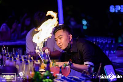 บรรยากาศคอนเสิร์ตจาก Two Popetorn และ Be Peerapat ที่ Spectrum Lounge & Bar — photo 18