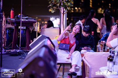 บรรยากาศคอนเสิร์ตจาก Two Popetorn และ Be Peerapat ที่ Spectrum Lounge & Bar — photo 20