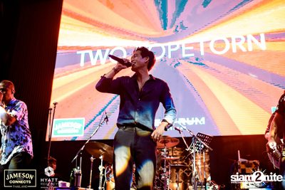 บรรยากาศคอนเสิร์ตจาก Two Popetorn และ Be Peerapat ที่ Spectrum Lounge & Bar — photo 42