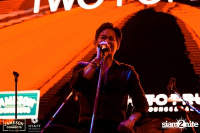 บรรยากาศคอนเสิร์ตจาก Two Popetorn และ Be Peerapat ที่ Spectrum Lounge & Bar — photo 45
