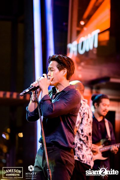 บรรยากาศคอนเสิร์ตจาก Two Popetorn และ Be Peerapat ที่ Spectrum Lounge & Bar — photo 49