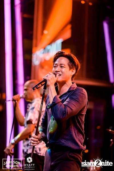บรรยากาศคอนเสิร์ตจาก Two Popetorn และ Be Peerapat ที่ Spectrum Lounge & Bar — photo 52