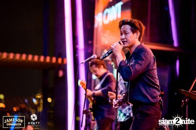 บรรยากาศคอนเสิร์ตจาก Two Popetorn และ Be Peerapat ที่ Spectrum Lounge & Bar — photo 64
