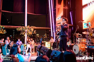 บรรยากาศคอนเสิร์ตจาก Two Popetorn และ Be Peerapat ที่ Spectrum Lounge & Bar — photo 75