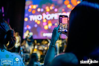 บรรยากาศคอนเสิร์ตจาก Two Popetorn และ Be Peerapat ที่ Spectrum Lounge & Bar — photo 85