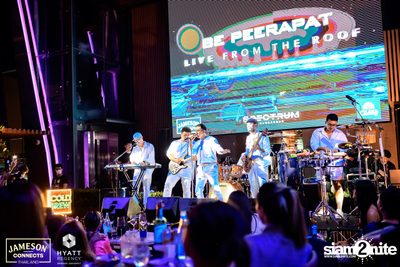 บรรยากาศคอนเสิร์ตจาก Two Popetorn และ Be Peerapat ที่ Spectrum Lounge & Bar — photo 87