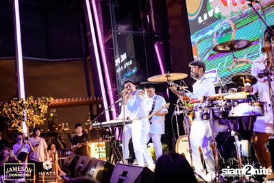 บรรยากาศคอนเสิร์ตจาก Two Popetorn และ Be Peerapat ที่ Spectrum Lounge & Bar — photo 88