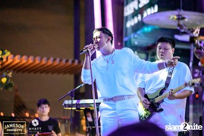 บรรยากาศคอนเสิร์ตจาก Two Popetorn และ Be Peerapat ที่ Spectrum Lounge & Bar — photo 89