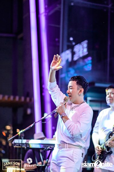 บรรยากาศคอนเสิร์ตจาก Two Popetorn และ Be Peerapat ที่ Spectrum Lounge & Bar — photo 90