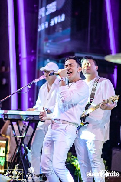 บรรยากาศคอนเสิร์ตจาก Two Popetorn และ Be Peerapat ที่ Spectrum Lounge & Bar — photo 92