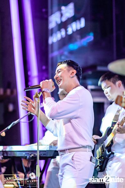 บรรยากาศคอนเสิร์ตจาก Two Popetorn และ Be Peerapat ที่ Spectrum Lounge & Bar — photo 94