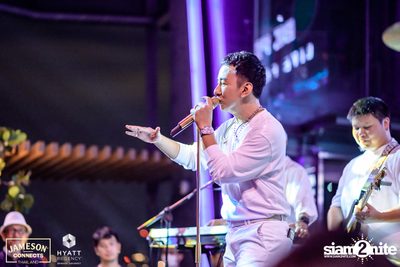 บรรยากาศคอนเสิร์ตจาก Two Popetorn และ Be Peerapat ที่ Spectrum Lounge & Bar — photo 96
