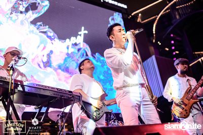 บรรยากาศคอนเสิร์ตจาก Two Popetorn และ Be Peerapat ที่ Spectrum Lounge & Bar — photo 110