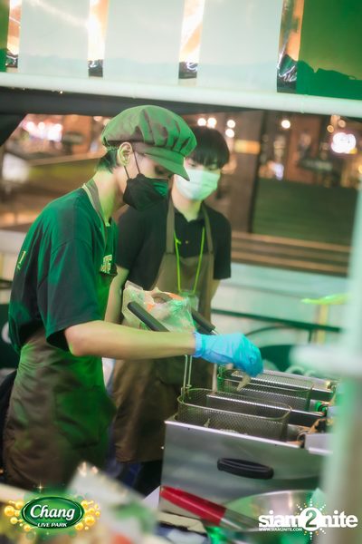 คอนเสิร์ตวง Klear ที่ลานกิจกรรมศูนย์การค้า The Street Ratchada กับงาน Chang Live Park FOOD FUN FRIENDS — photo 17