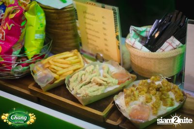 คอนเสิร์ตวง Klear ที่ลานกิจกรรมศูนย์การค้า The Street Ratchada กับงาน Chang Live Park FOOD FUN FRIENDS — photo 19