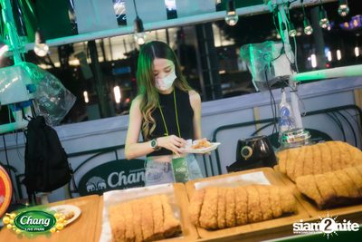 คอนเสิร์ตวง Klear ที่ลานกิจกรรมศูนย์การค้า The Street Ratchada กับงาน Chang Live Park FOOD FUN FRIENDS — photo 30