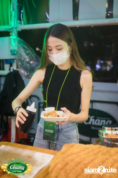 คอนเสิร์ตวง Klear ที่ลานกิจกรรมศูนย์การค้า The Street Ratchada กับงาน Chang Live Park FOOD FUN FRIENDS — photo 32