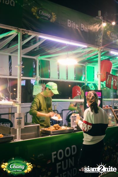 คอนเสิร์ตวง Klear ที่ลานกิจกรรมศูนย์การค้า The Street Ratchada กับงาน Chang Live Park FOOD FUN FRIENDS — photo 40