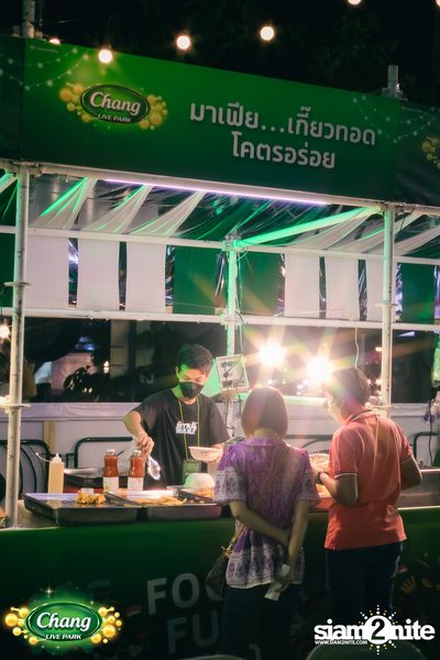 คอนเสิร์ตวง Klear ที่ลานกิจกรรมศูนย์การค้า The Street Ratchada กับงาน Chang Live Park FOOD FUN FRIENDS — photo 44