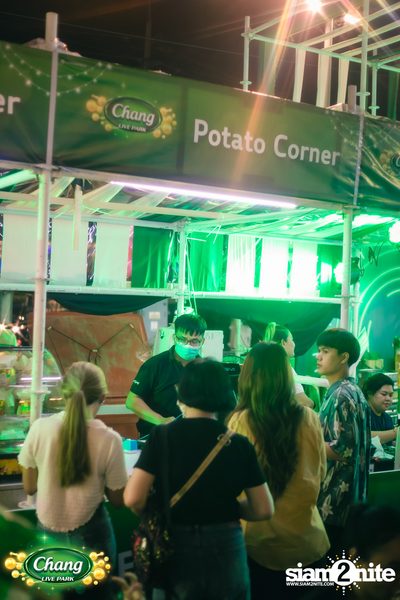 คอนเสิร์ตวง Klear ที่ลานกิจกรรมศูนย์การค้า The Street Ratchada กับงาน Chang Live Park FOOD FUN FRIENDS — photo 46