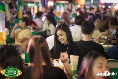 คอนเสิร์ตวง Klear ที่ลานกิจกรรมศูนย์การค้า The Street Ratchada กับงาน Chang Live Park FOOD FUN FRIENDS — photo 56